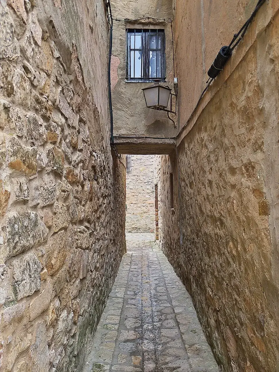 Calle estrecha de piedra en Medinaceli