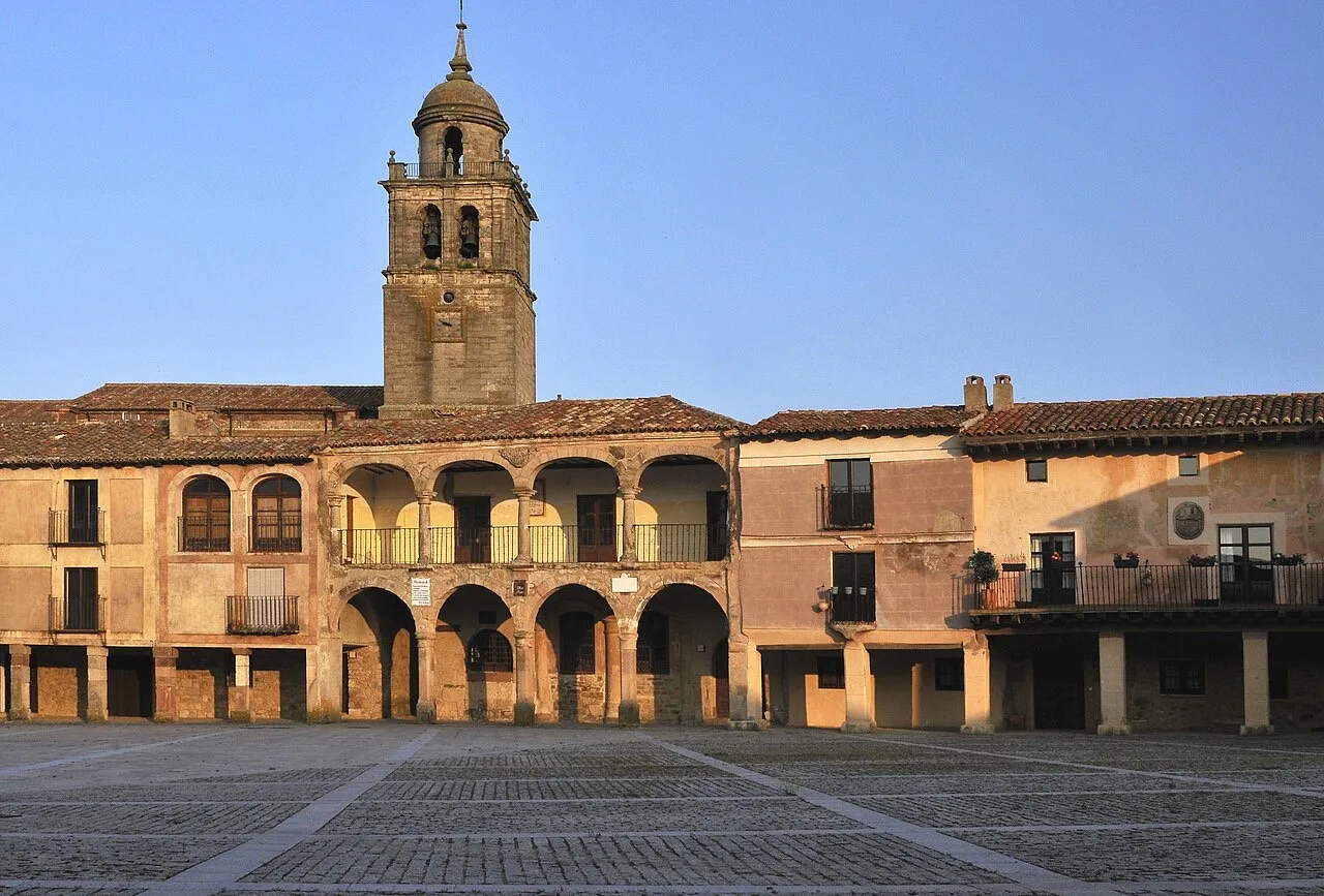 Plaza Mayor de Medinaceli con la colegiata