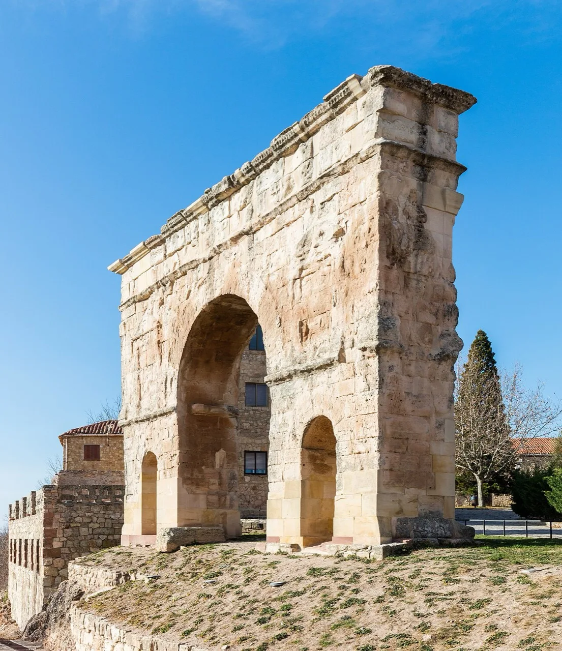 Qué ver en Medinaceli: el único arco romano de tres vanos de España