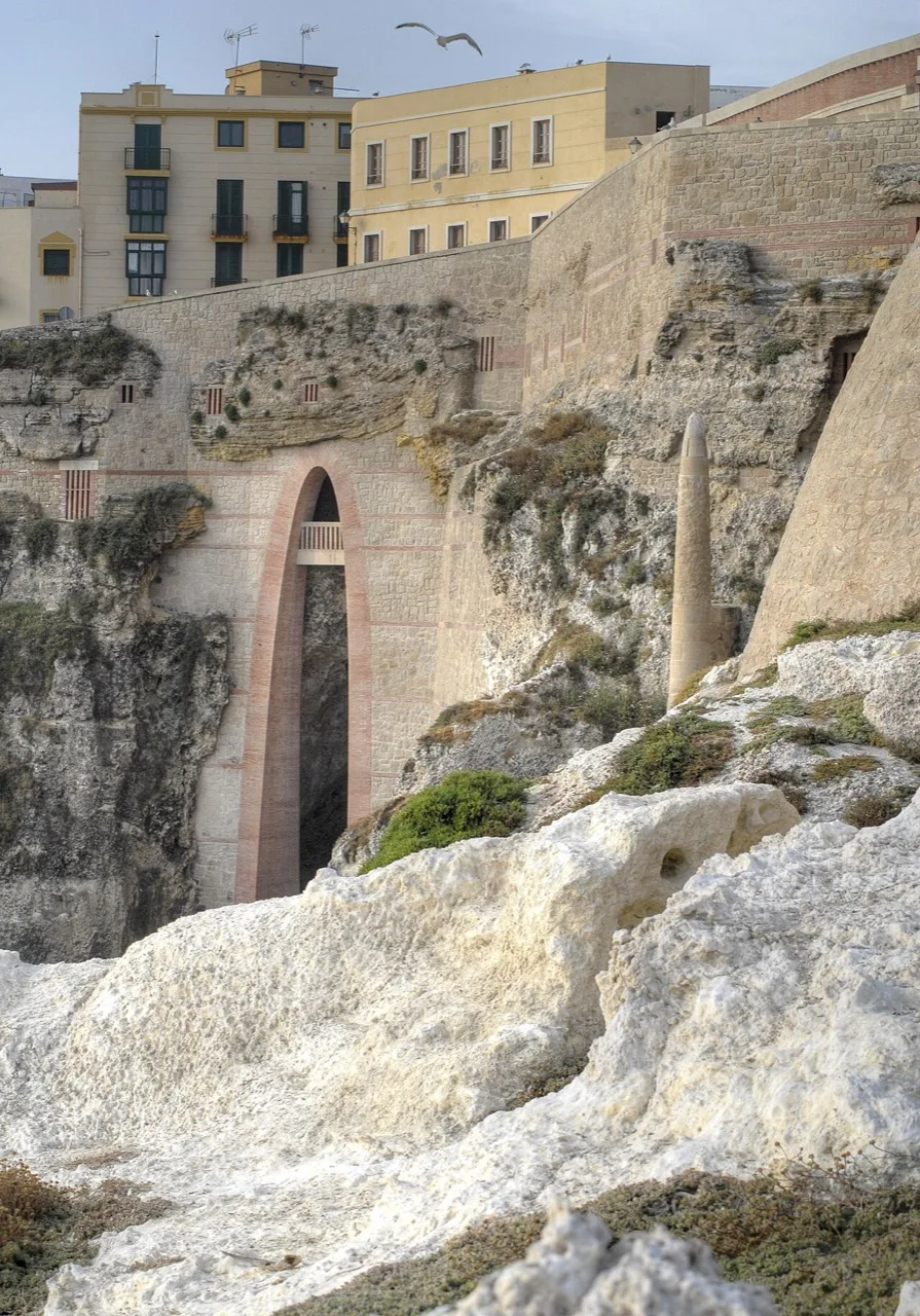 Arco de las Cuevas del Conventico en Melilla