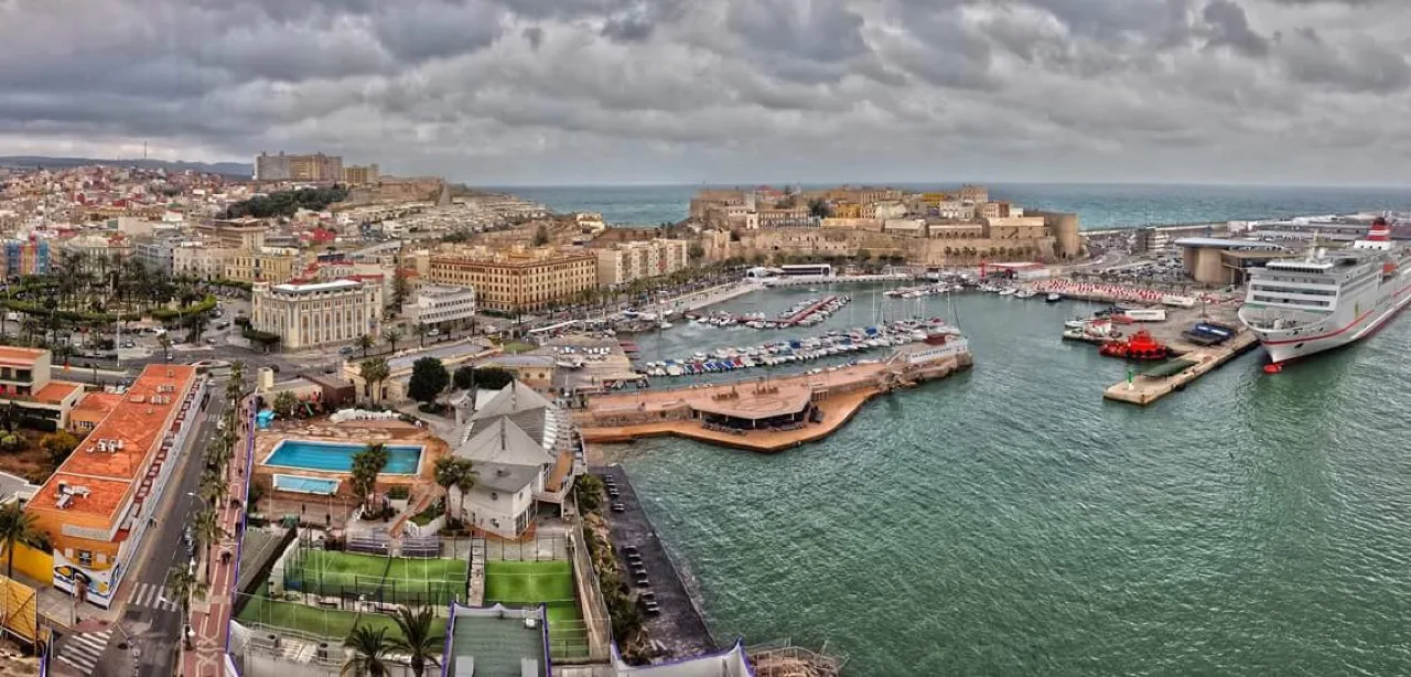 Vista aérea del puerto y Melilla la Vieja