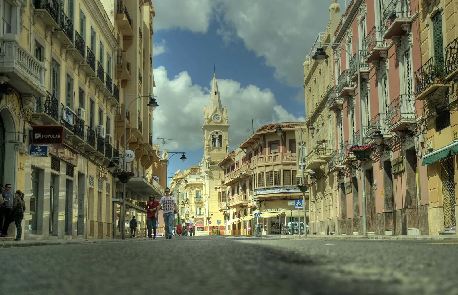 Calle del ensanche de Melilla con la iglesia del Sagrado Corazón al fondo