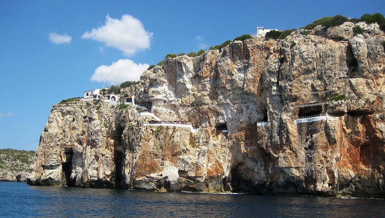 Cova d'en Xoroi en el acantilado de Cala en Porter