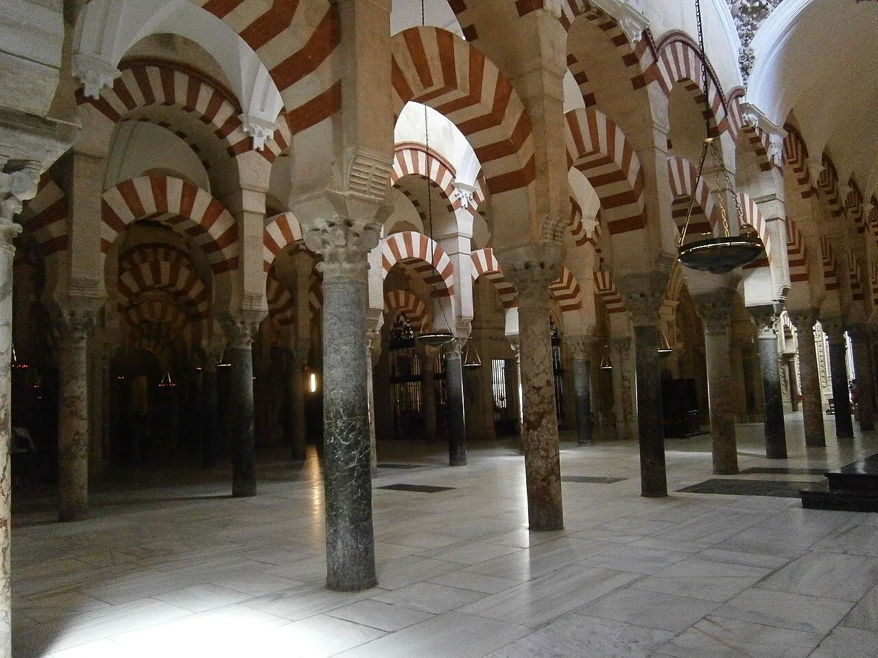 Bosque de columnas y arcos de la Mezquita de Córdoba