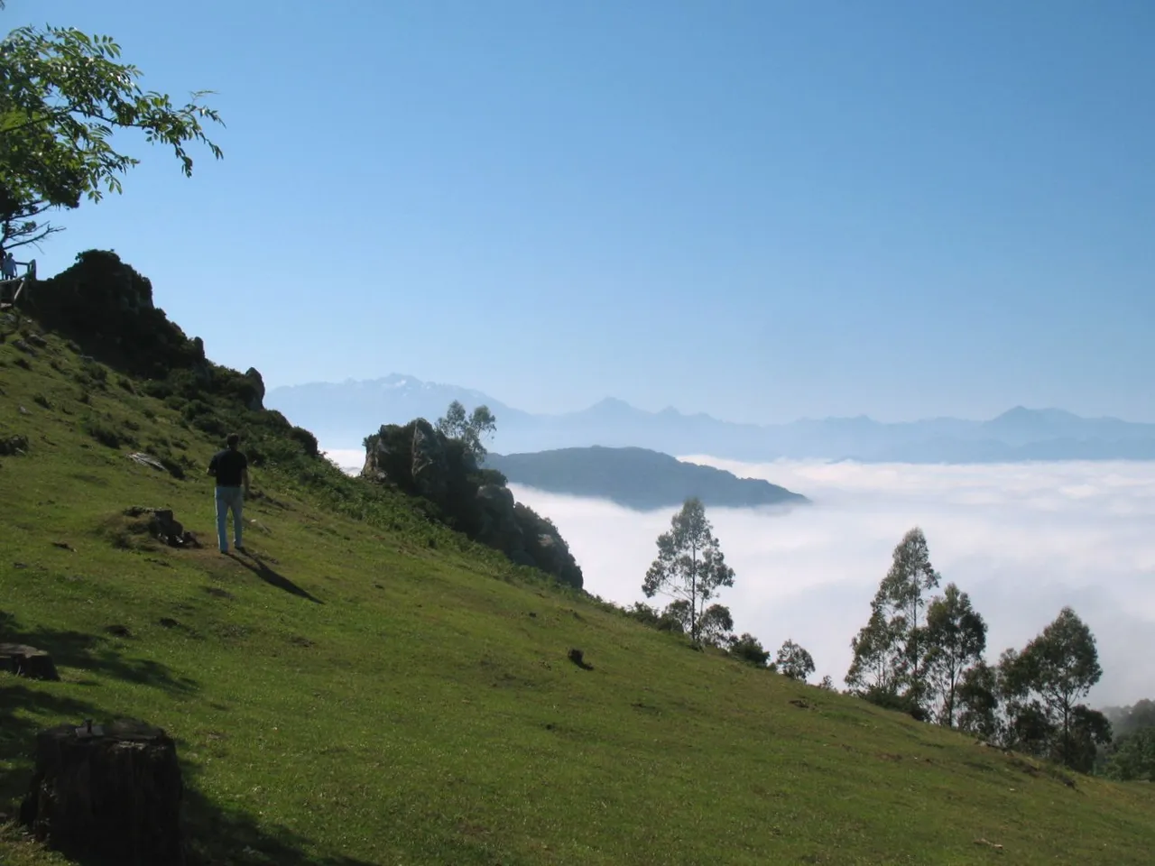 Prado y niebla en la Sierra del Sueve
