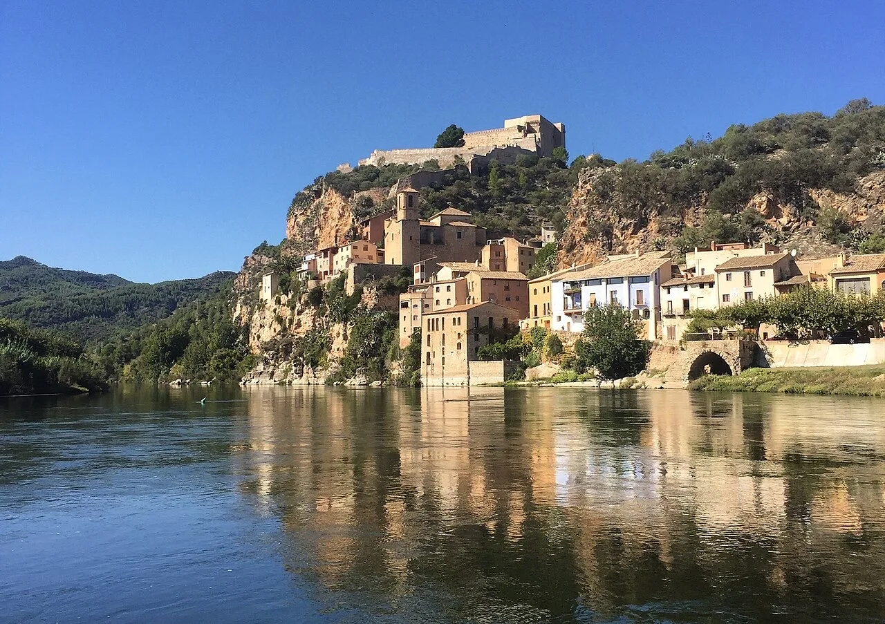 Miravet: el castillo templario sobre el Ebro y su barca de cable