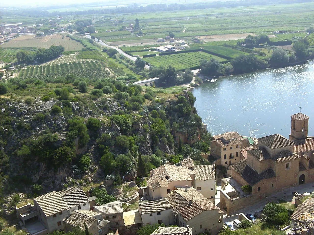 Casas del pueblo viejo de Miravet sobre el risco