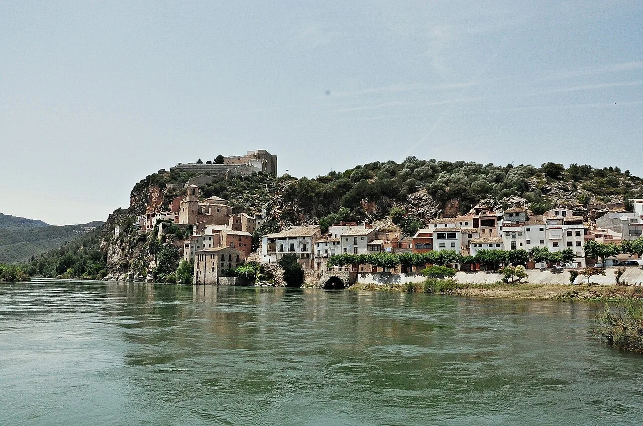 Miravet reflejado en el río Ebro