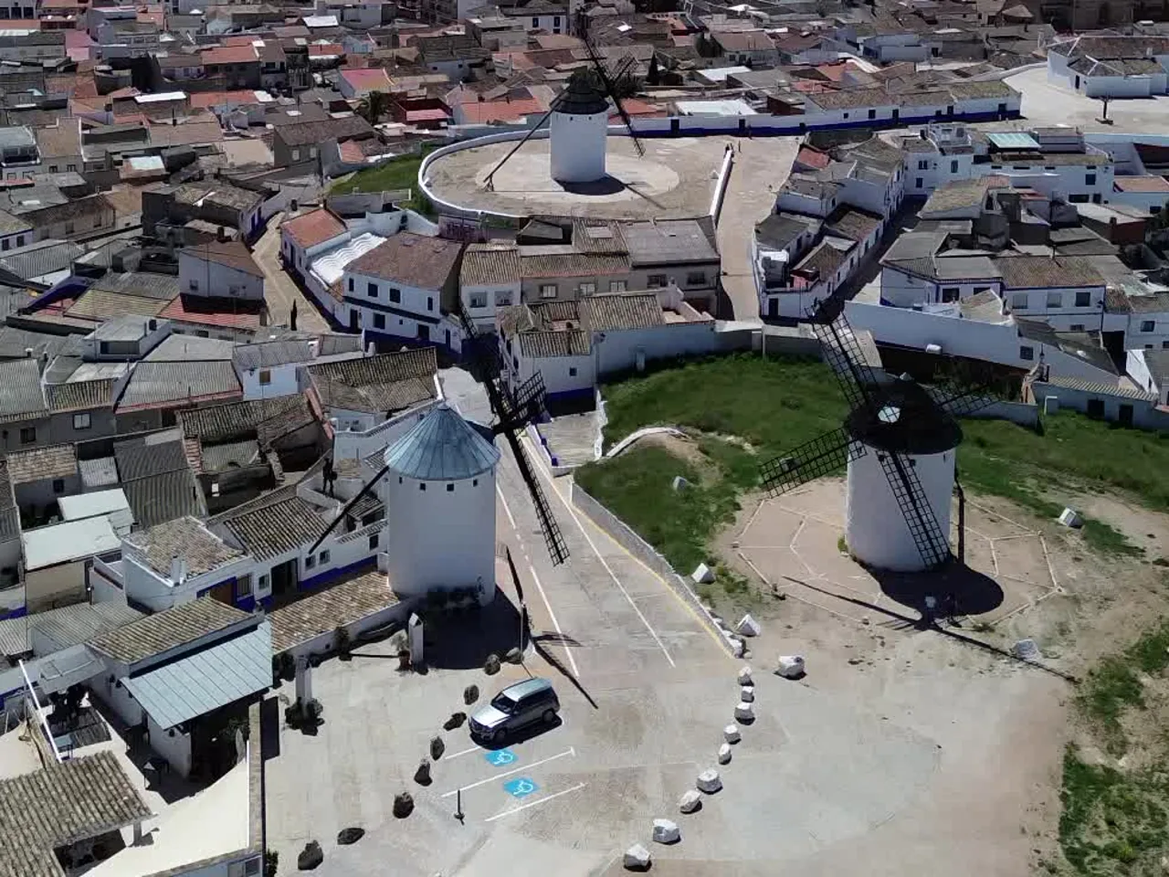 Molinos y casas encaladas del Albaicín de Campo de Criptana desde arriba