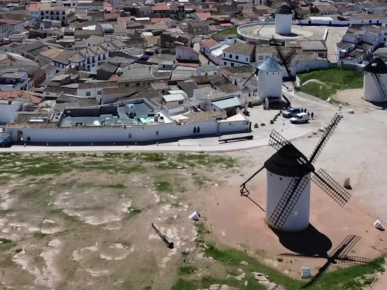 Molino con aspas negras y cuerpo blanco en Campo de Criptana
