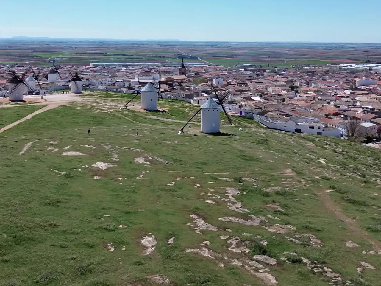Llanura manchega con molinos y el pueblo de Campo de Criptana