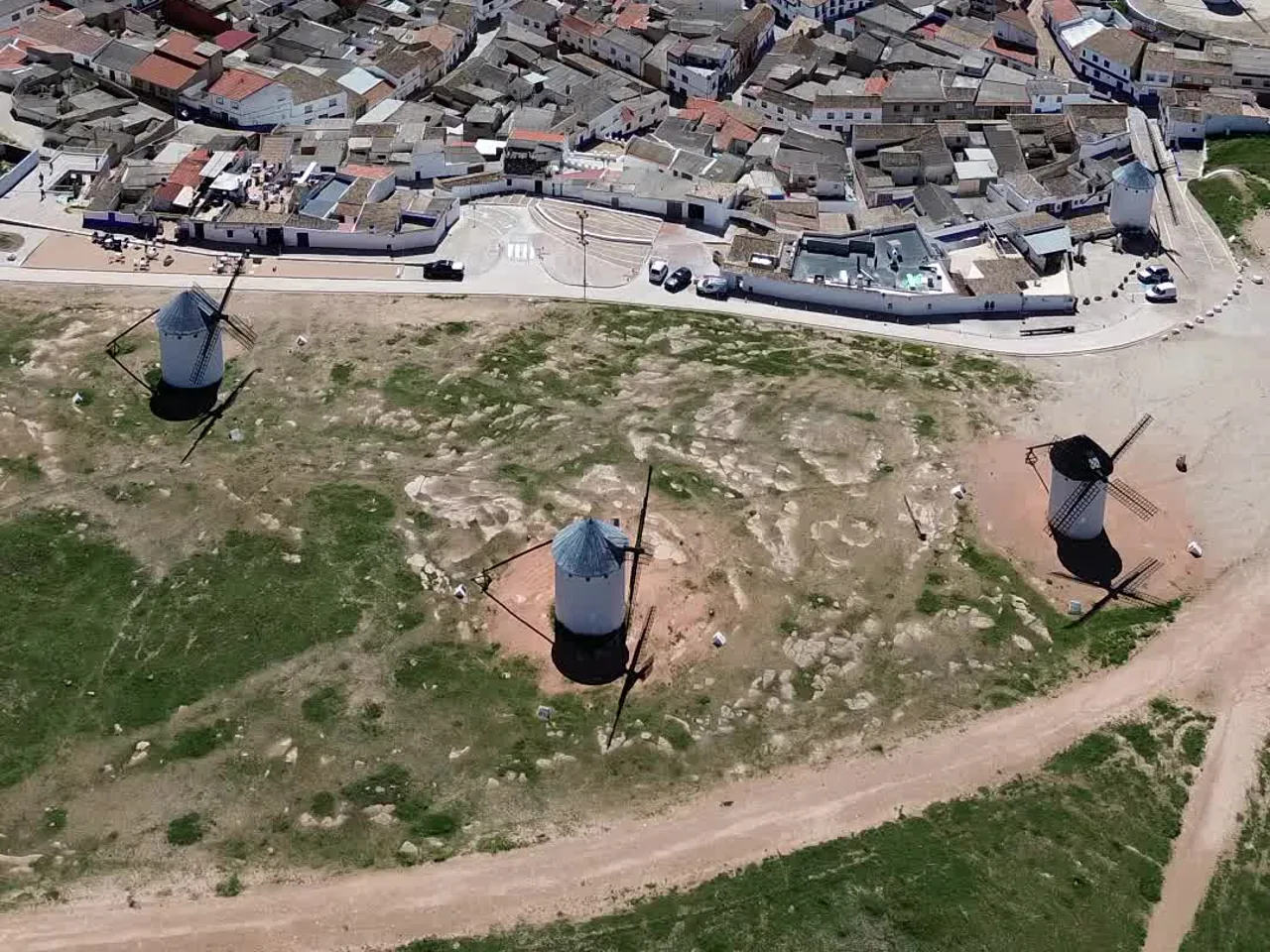 Tres molinos con su círculo de tierra en la sierra de Campo de Criptana