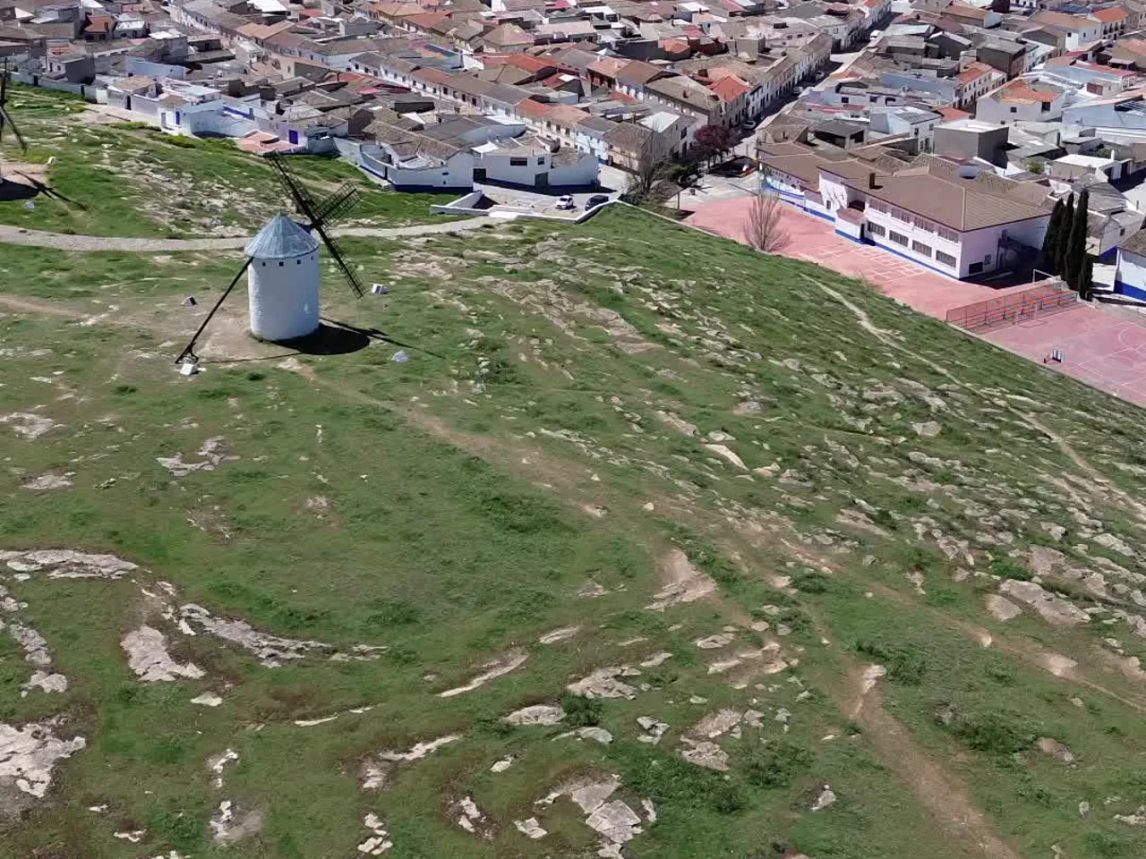 Molino y casas blancas de Campo de Criptana vistos desde el aire