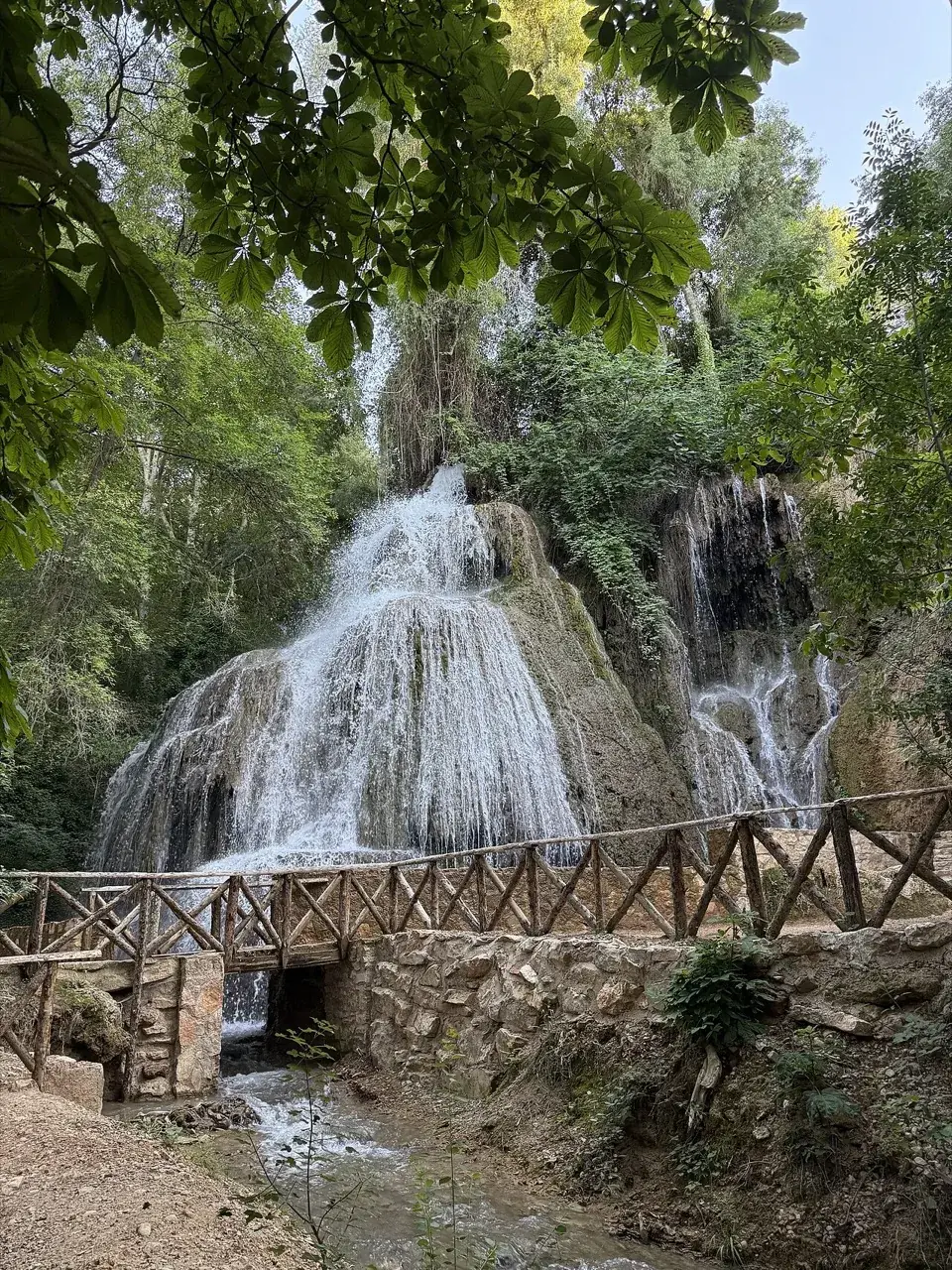 Cascada entre musgo en el Monasterio de Piedra