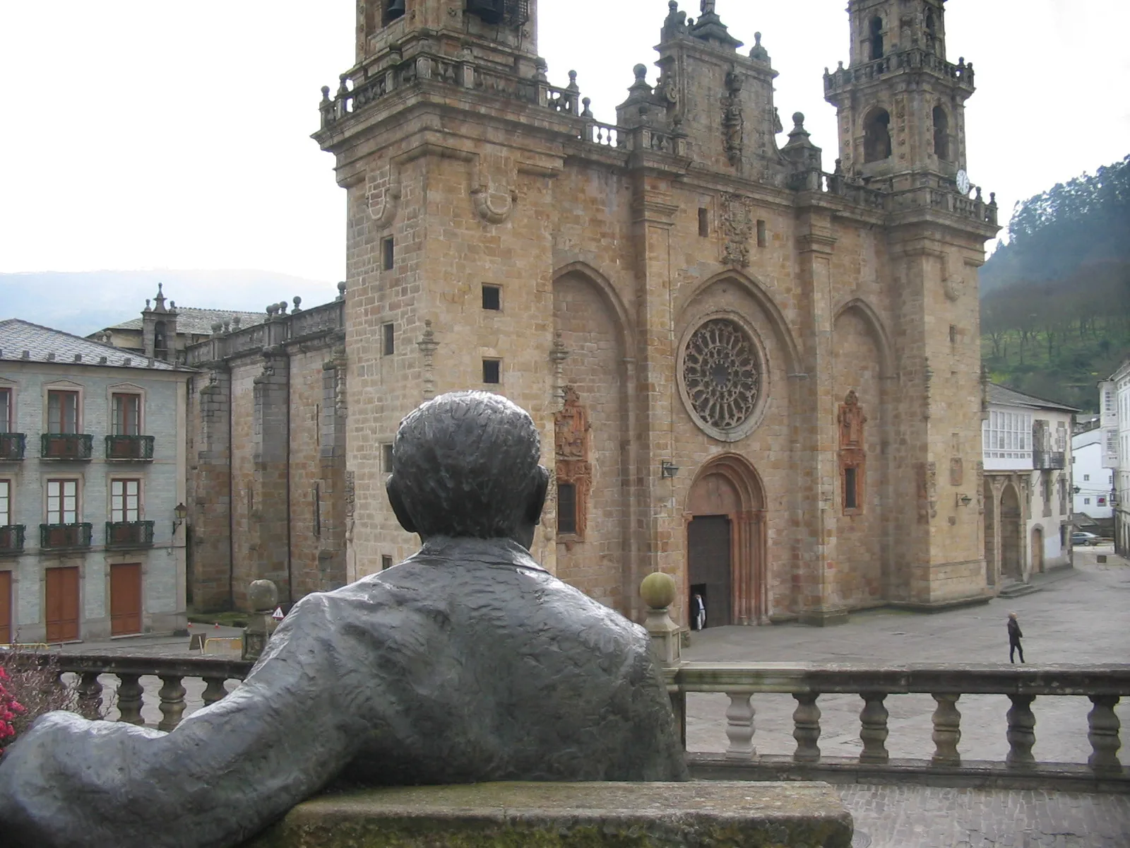 Estatua de Álvaro Cunqueiro frente a la catedral de Mondoñedo