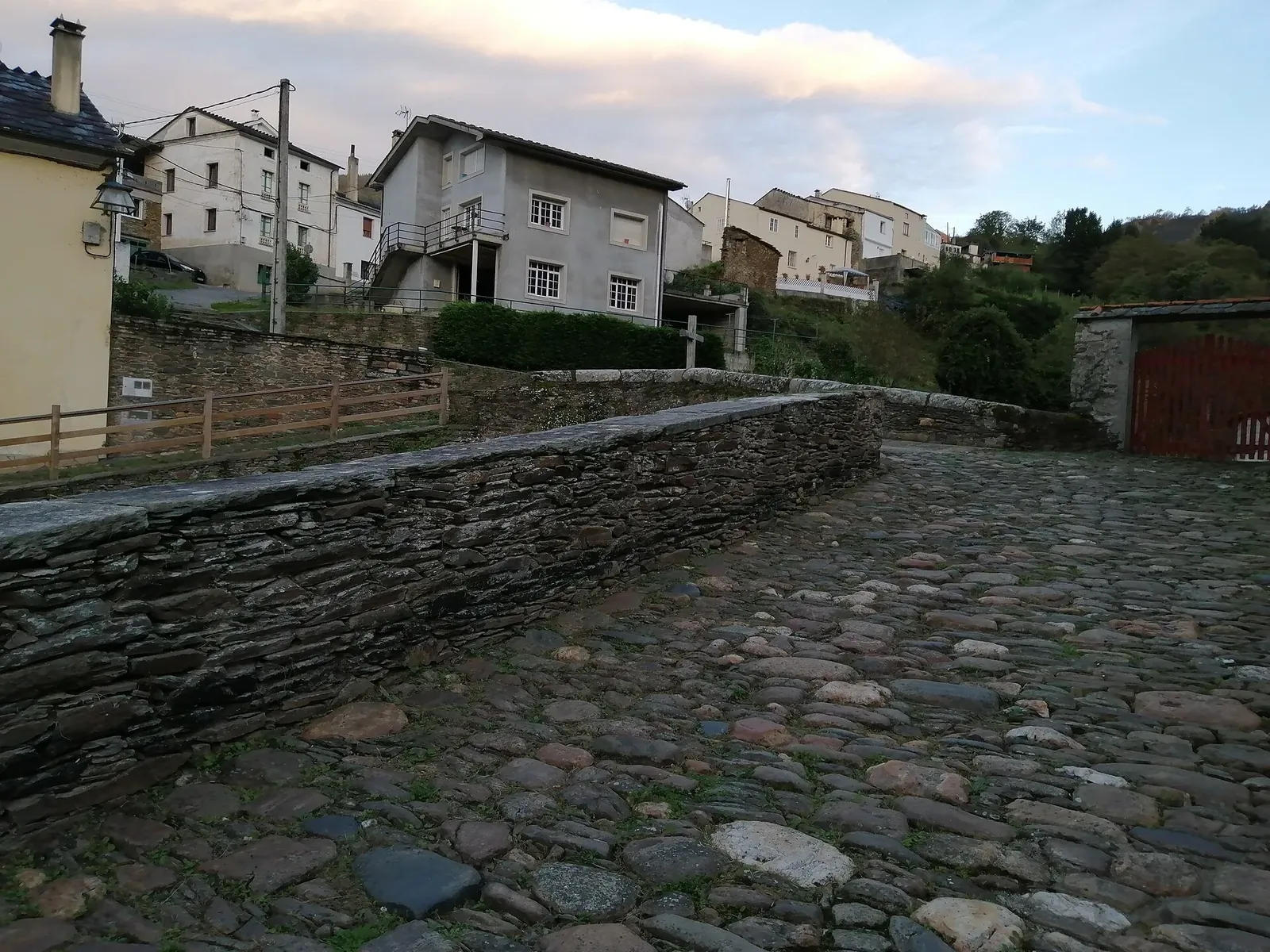Calle empedrada del barrio dos Muíños en Mondoñedo