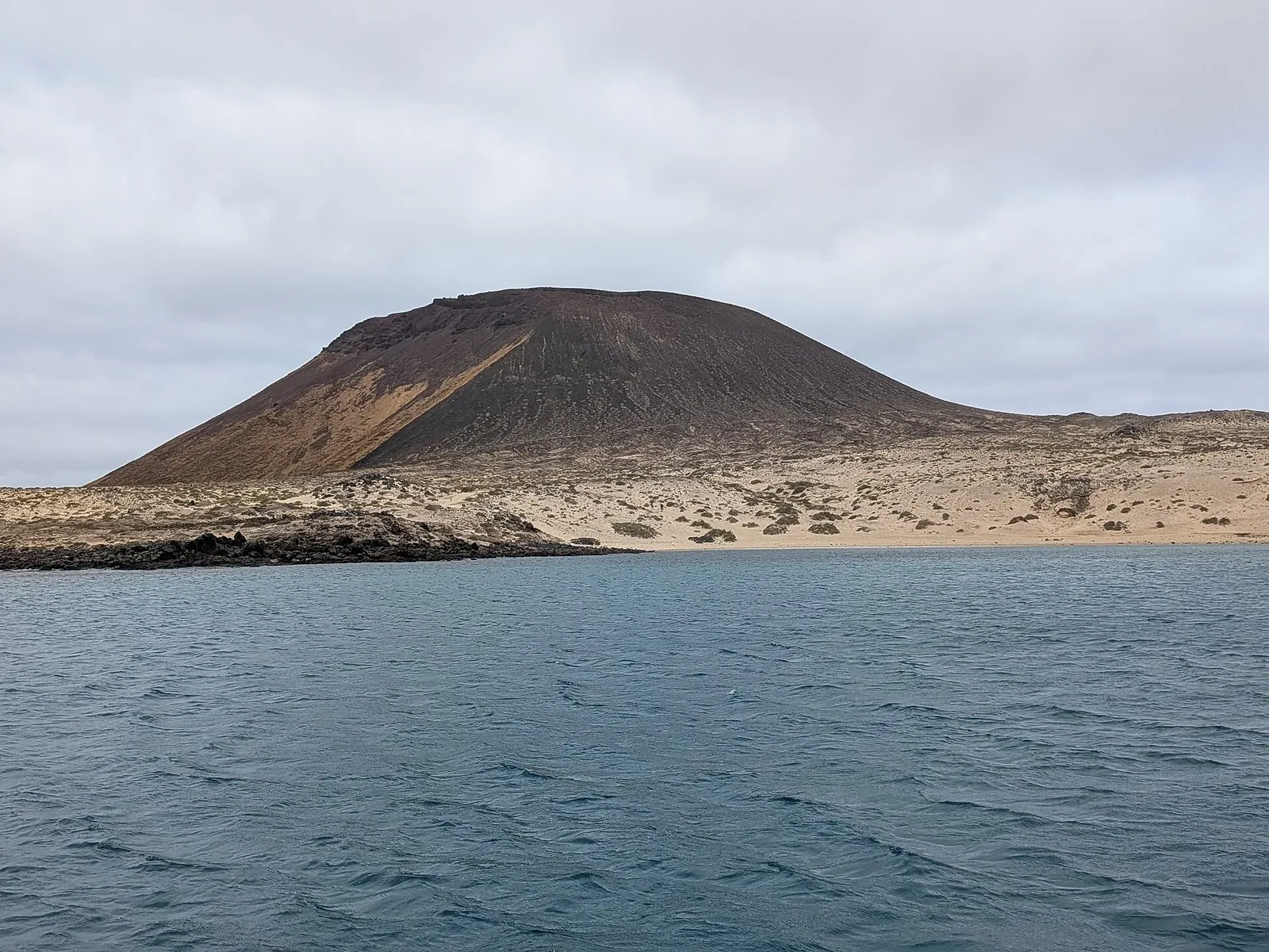 Montaña Amarilla vista desde la bahía de Playa Francesa