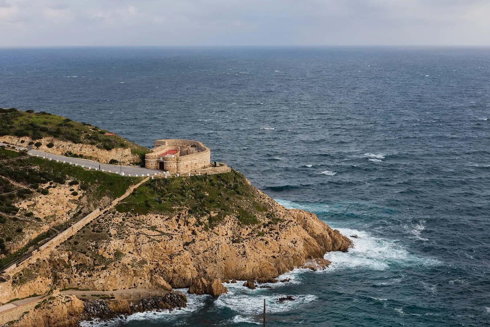 Castillo del Desnarigado sobre los acantilados del Monte Hacho