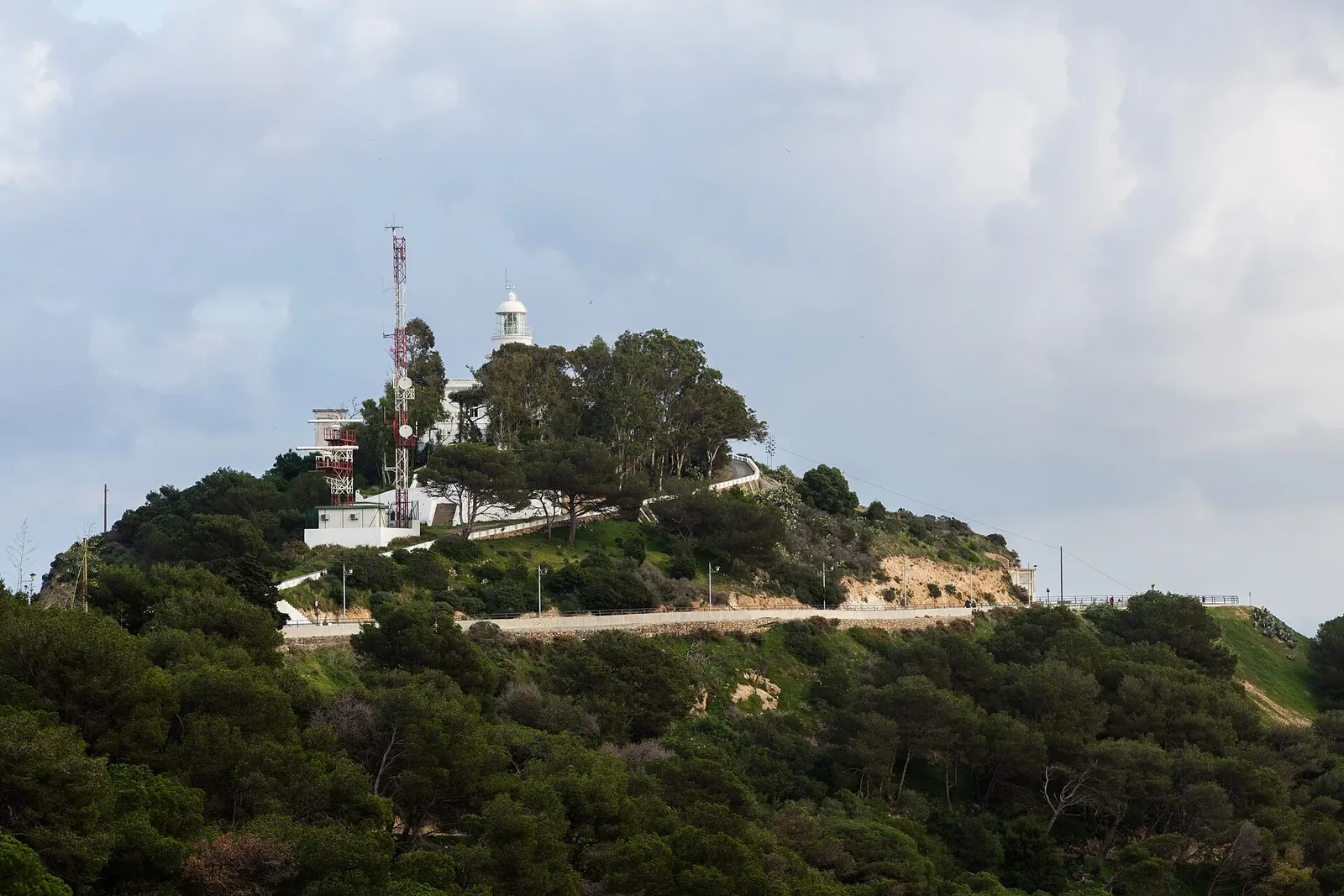 Faro de Punta Almina entre los pinos del Monte Hacho