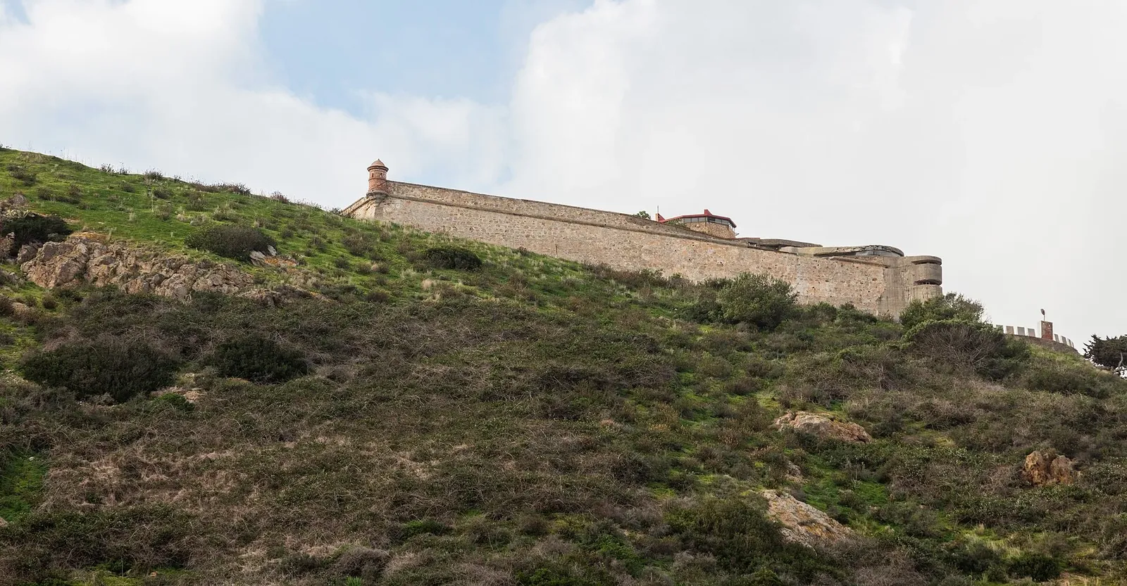 Murallas de la fortaleza del Monte Hacho sobre la ladera