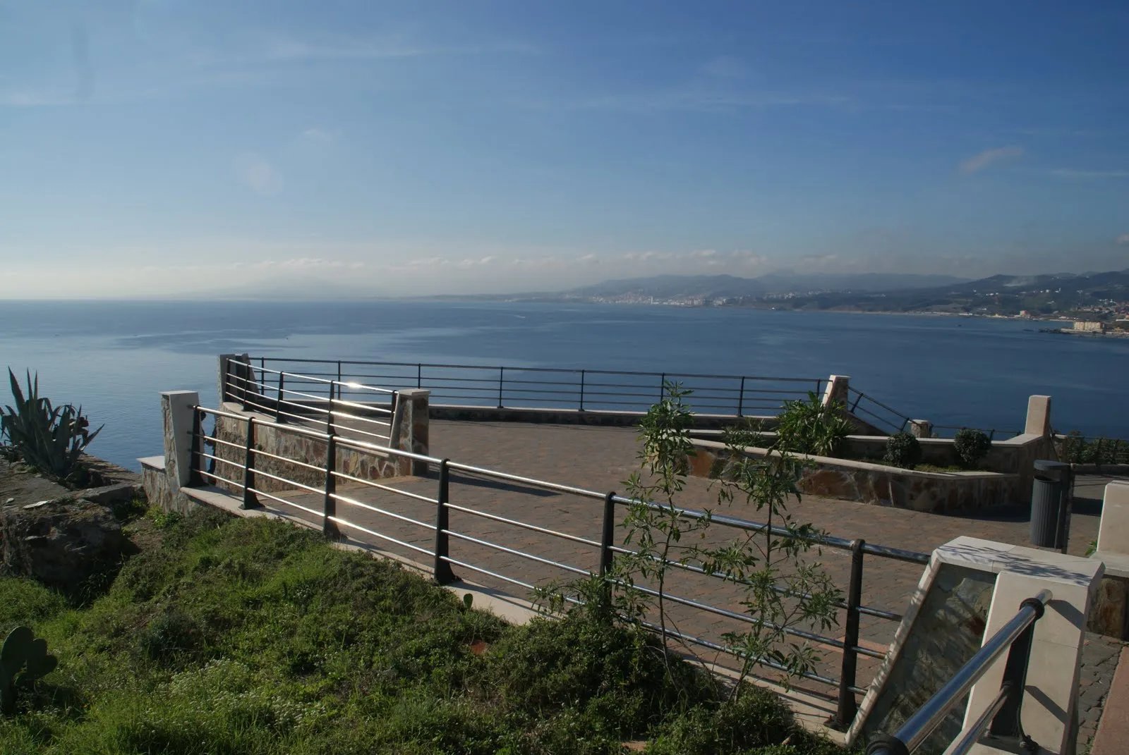 Vista de Ceuta y el mar desde el mirador junto al faro de Punta Almina