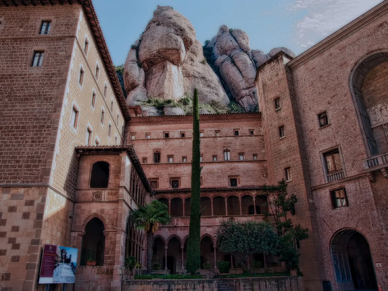 Monasterio de Montserrat con las rocas detrás