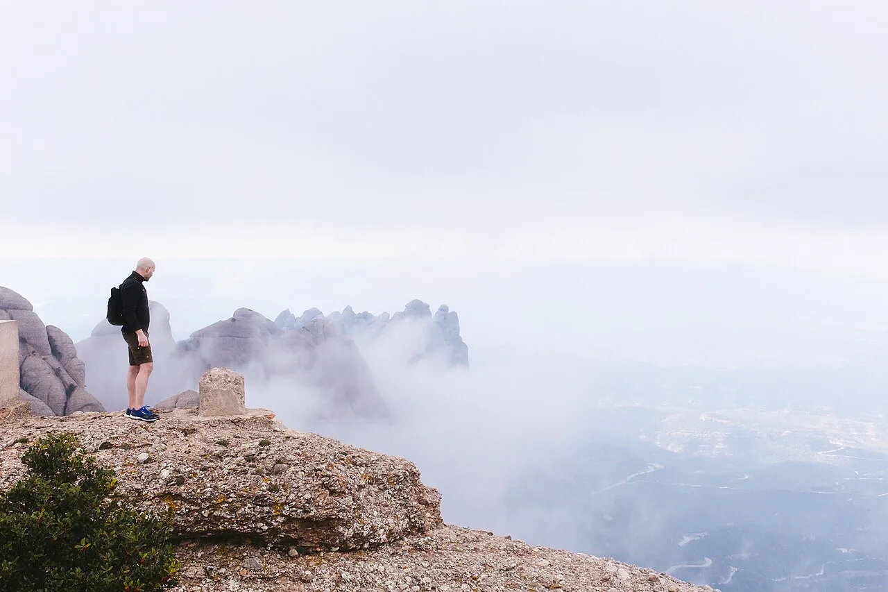 Excursionista en lo alto de Montserrat