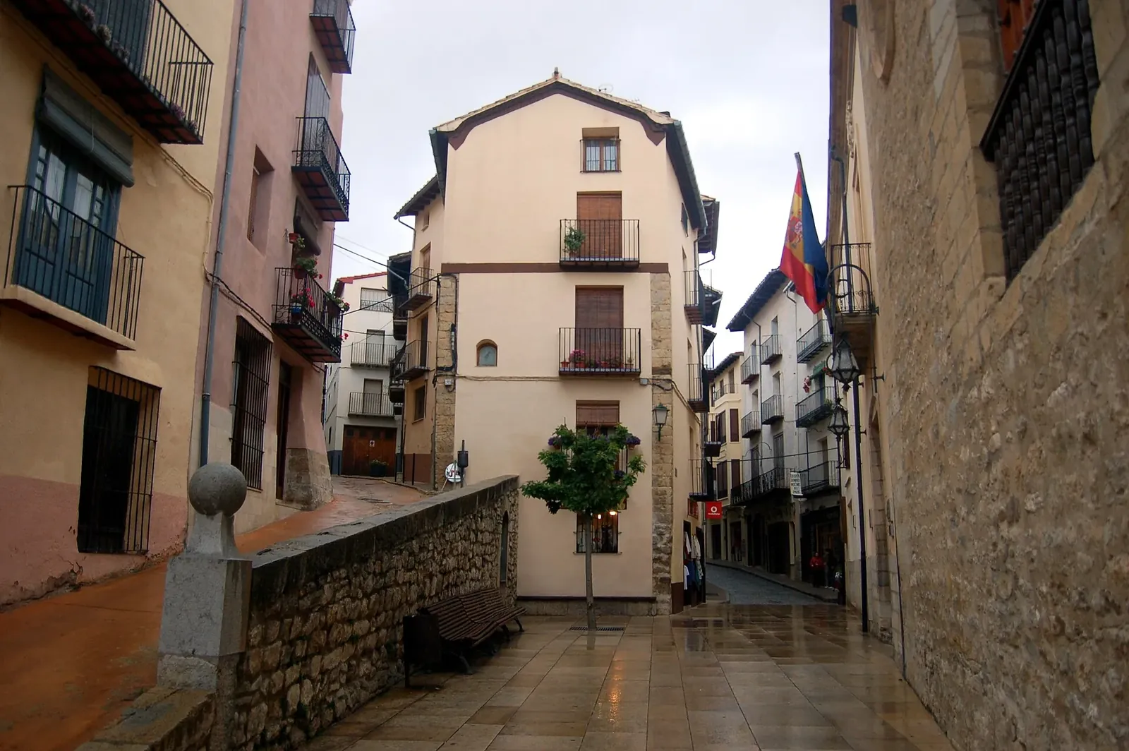 Calle empinada del casco antiguo de Morella