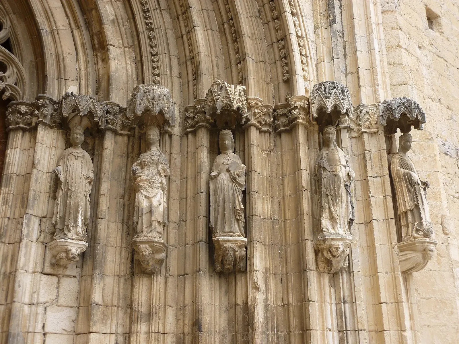 Portada gótica con esculturas de la basílica de Santa María de Morella