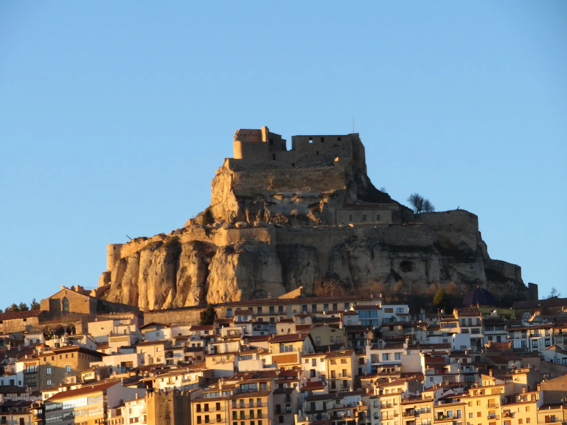 Qué ver en Morella: el pueblo amurallado coronado por un castillo en lo alto de una roca