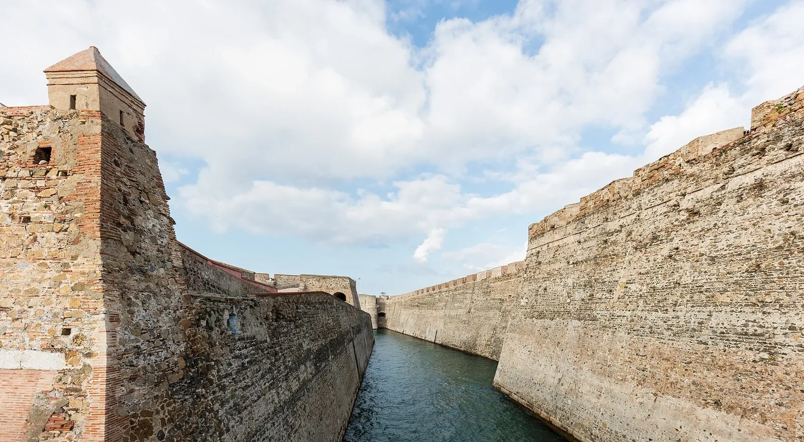 Lienzo de la Muralla Real y baluarte sobre el foso