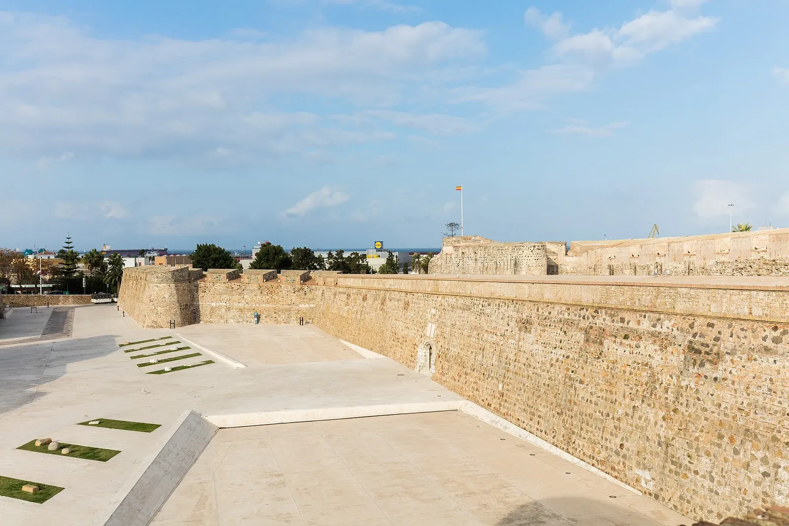 Explanada y lienzos de muralla restaurados en las Murallas Reales de Ceuta