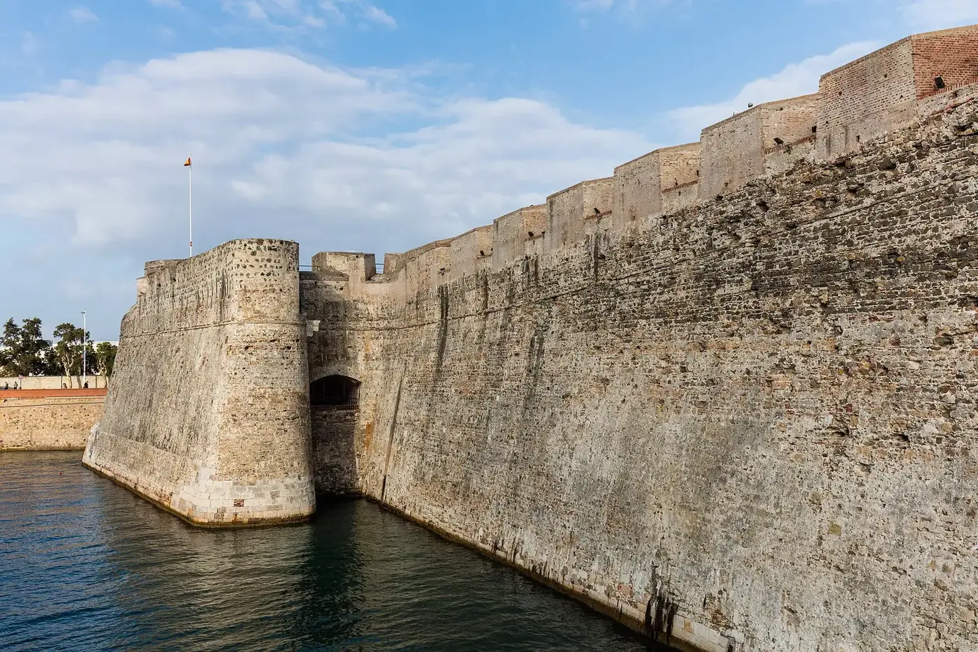 Foso de San Felipe de agua de mar junto a la Muralla Real de Ceuta
