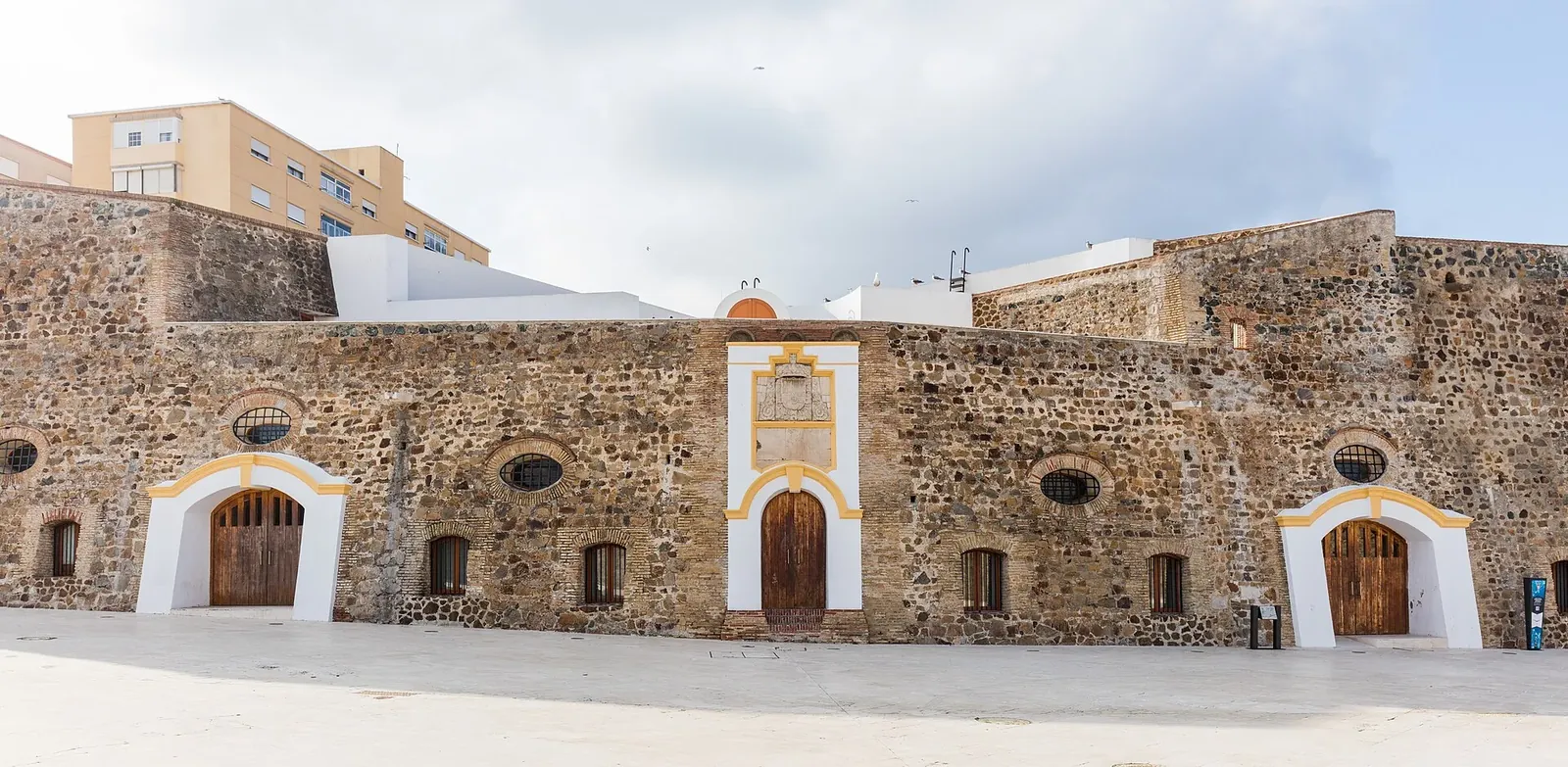 Edificios con portadas de piedra dentro del conjunto de las Murallas Reales