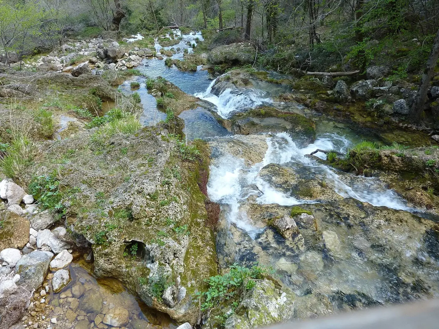 Agua cristalina del río Mundo entre rocas