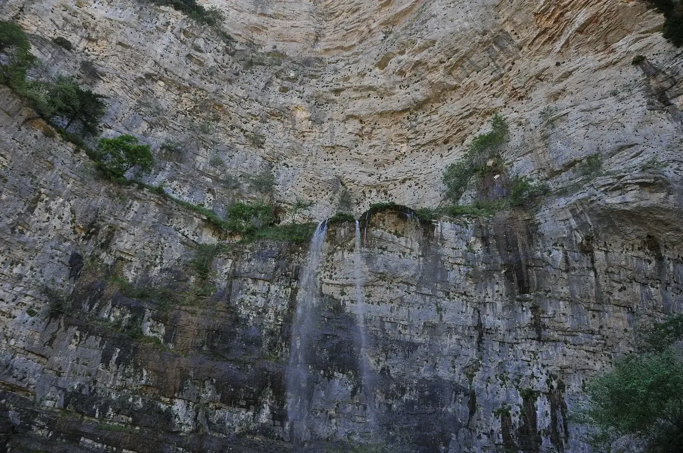 Pared de roca de la que brota el río Mundo