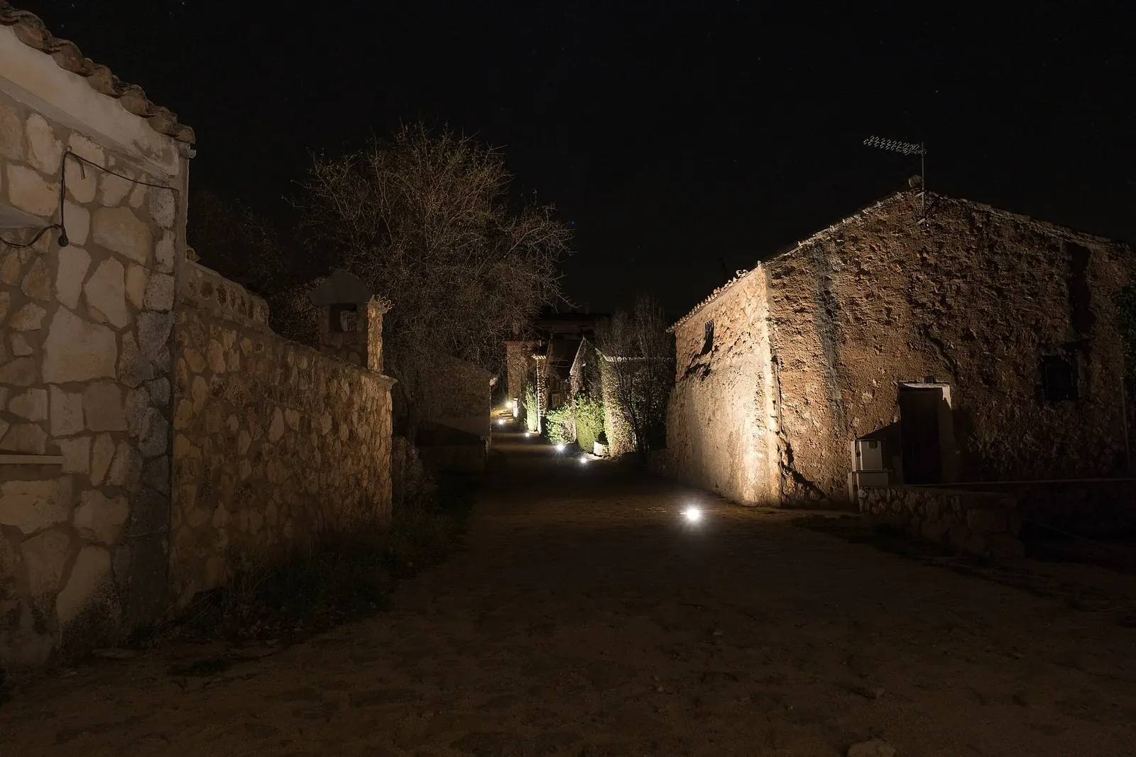 Calle de Riópar Viejo iluminada de noche