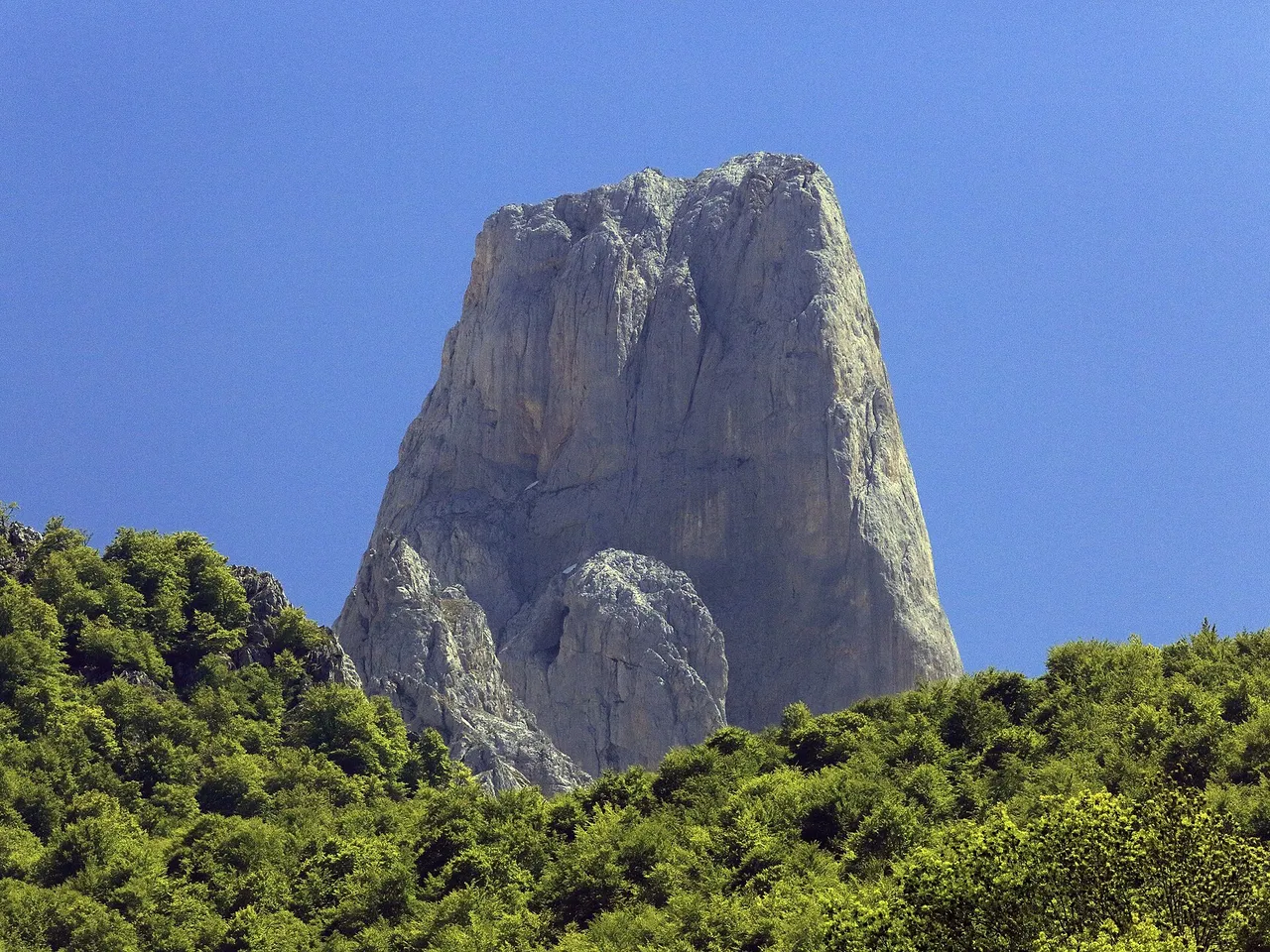 Naranjo de Bulnes desde otro punto