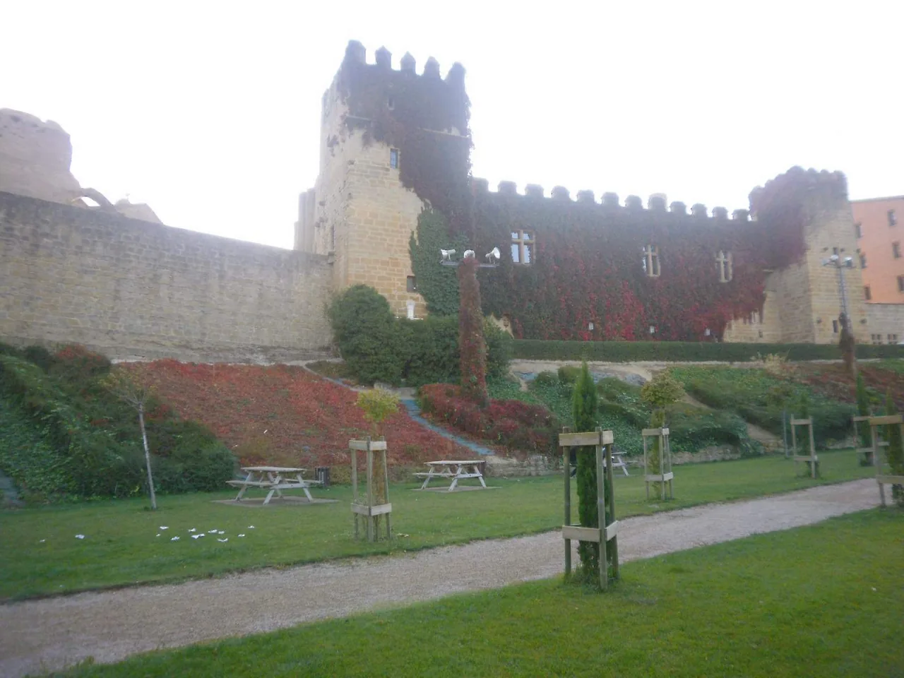 Murallas y torres junto al Parador de Olite