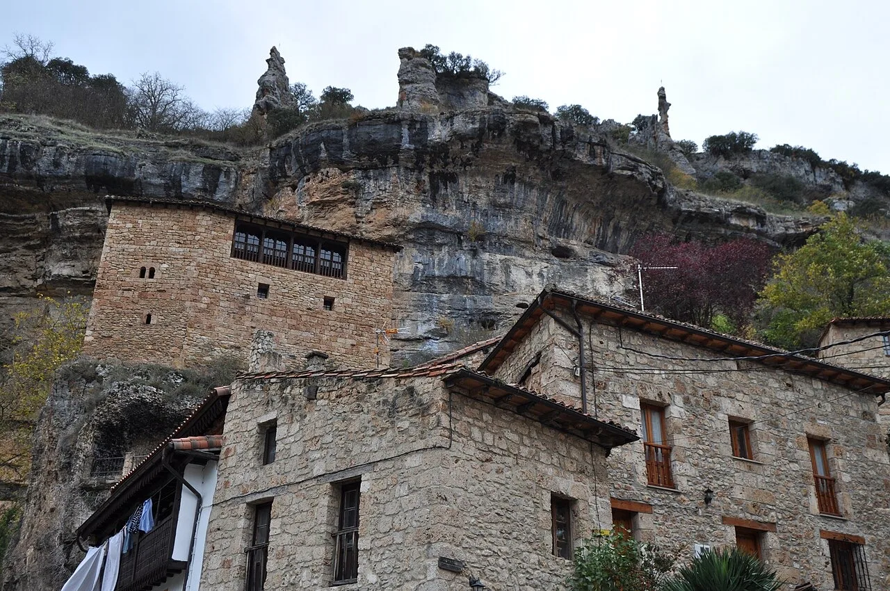 Casas de Orbaneja del Castillo bajo las rocas