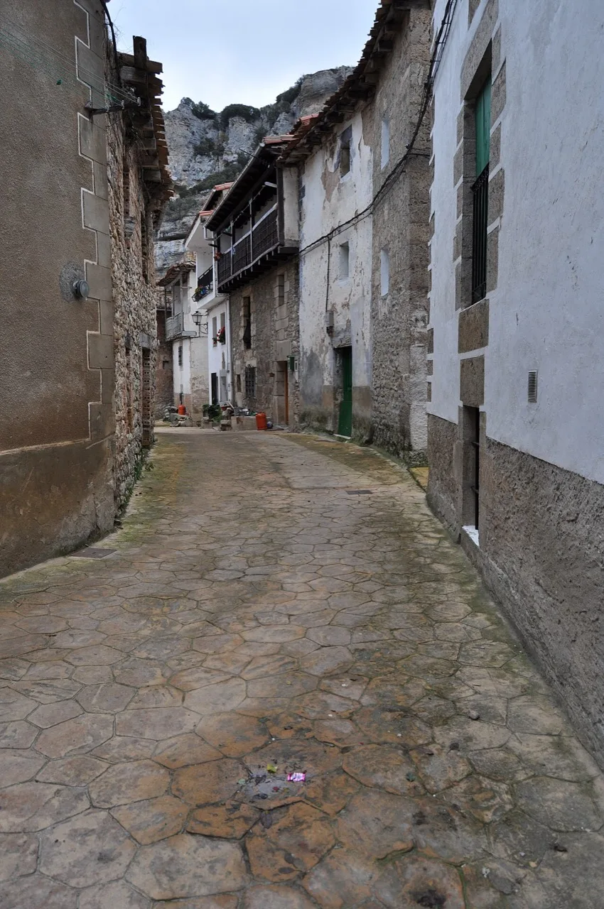 Calle empedrada de Orbaneja del Castillo