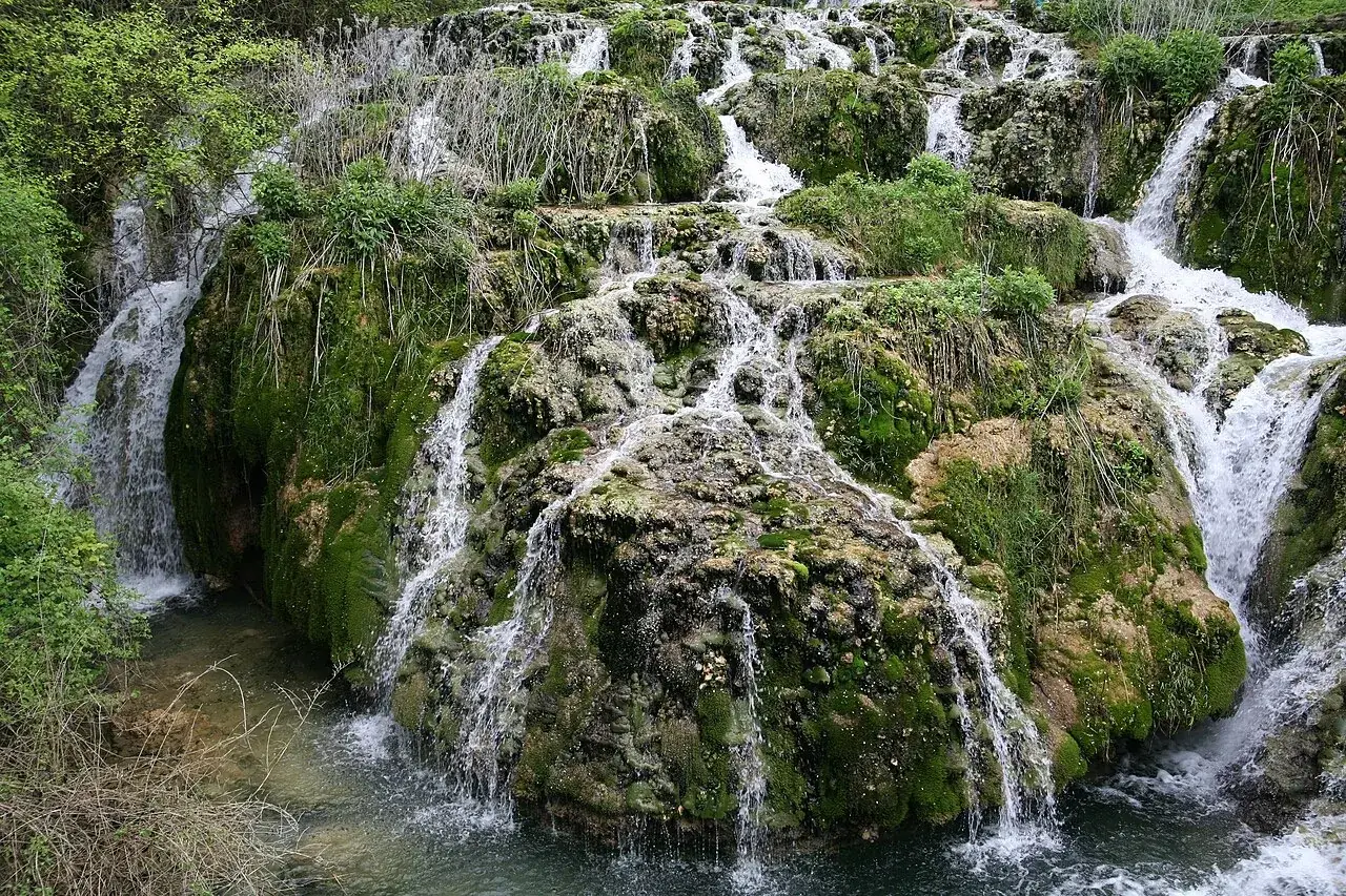 Pequeñas cascadas y pozas en Orbaneja del Castillo