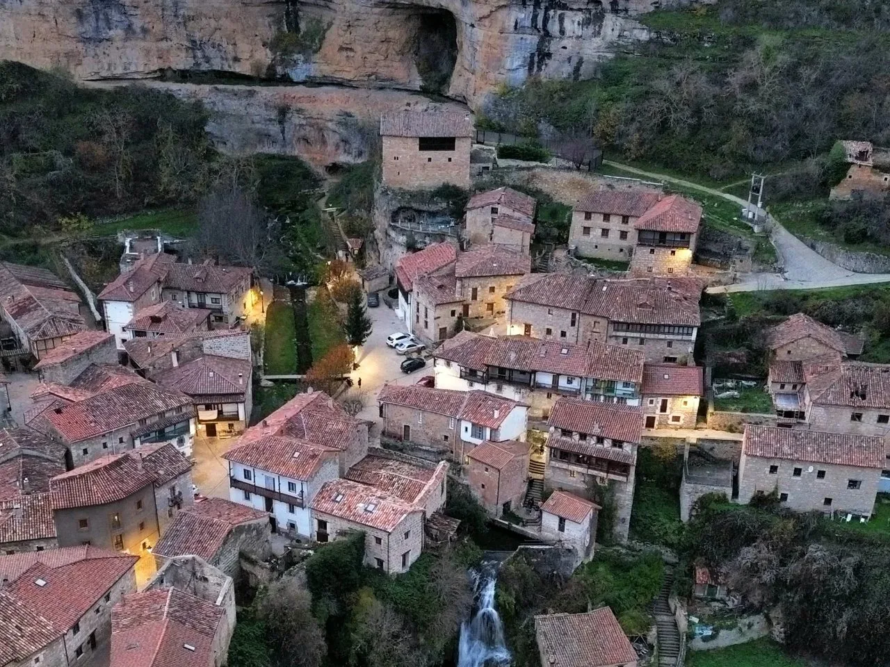 Orbaneja del Castillo desde el aire, con la cascada entre las casas
