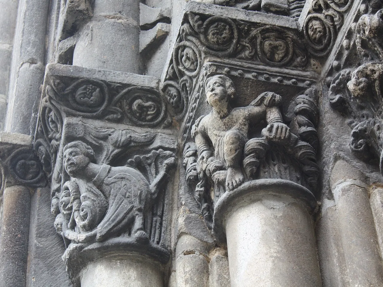 Capiteles del pórtico