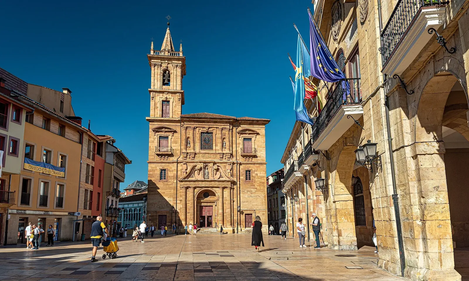 Plaza de la Constitución de Oviedo con la iglesia de San Isidoro