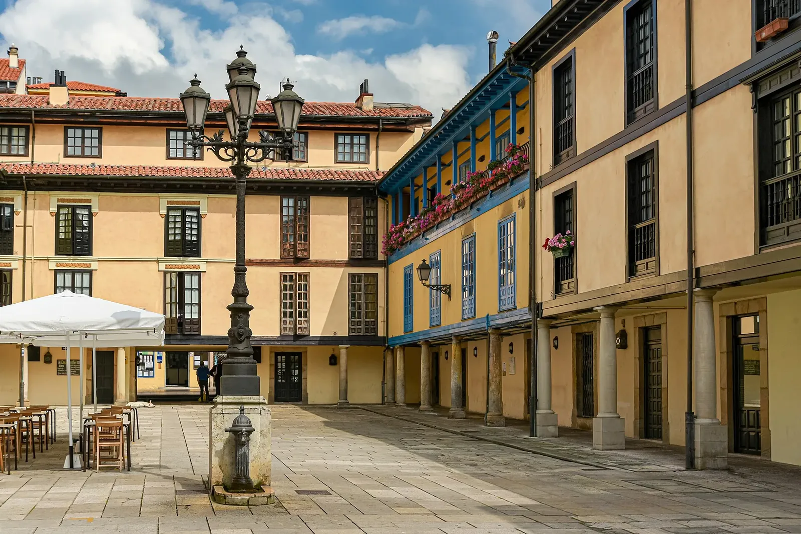 Plaza del Fontán en Oviedo con sus soportales