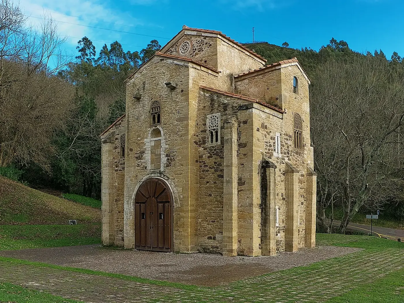 Iglesia de San Miguel de Lillo en el monte Naranco