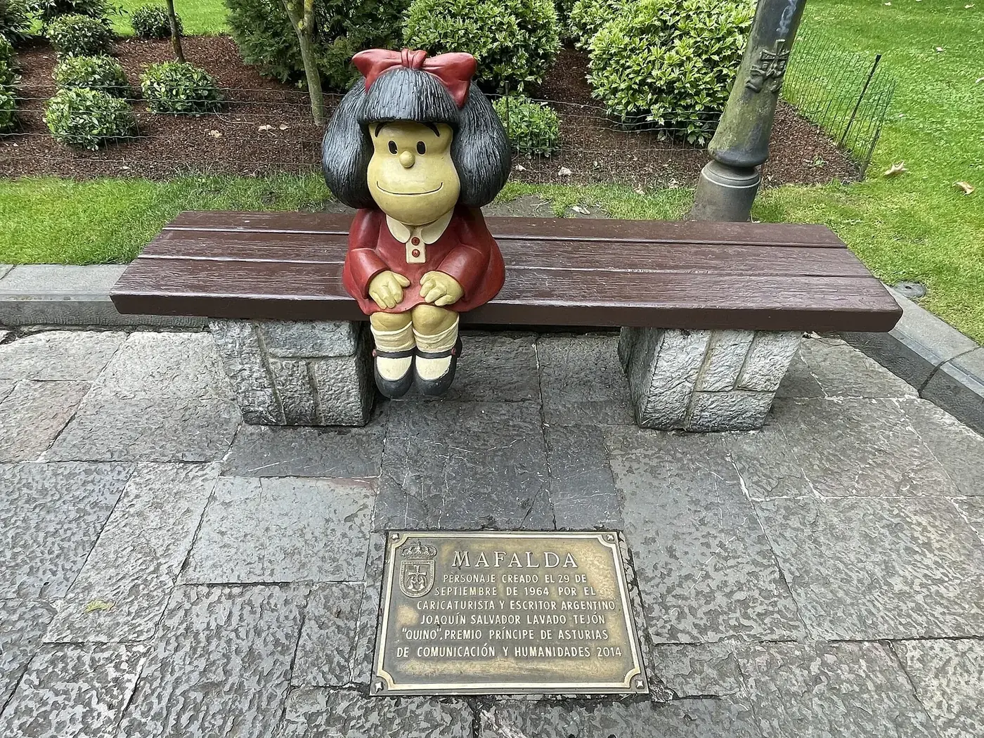 Estatua de Mafalda en un banco del parque San Francisco de Oviedo