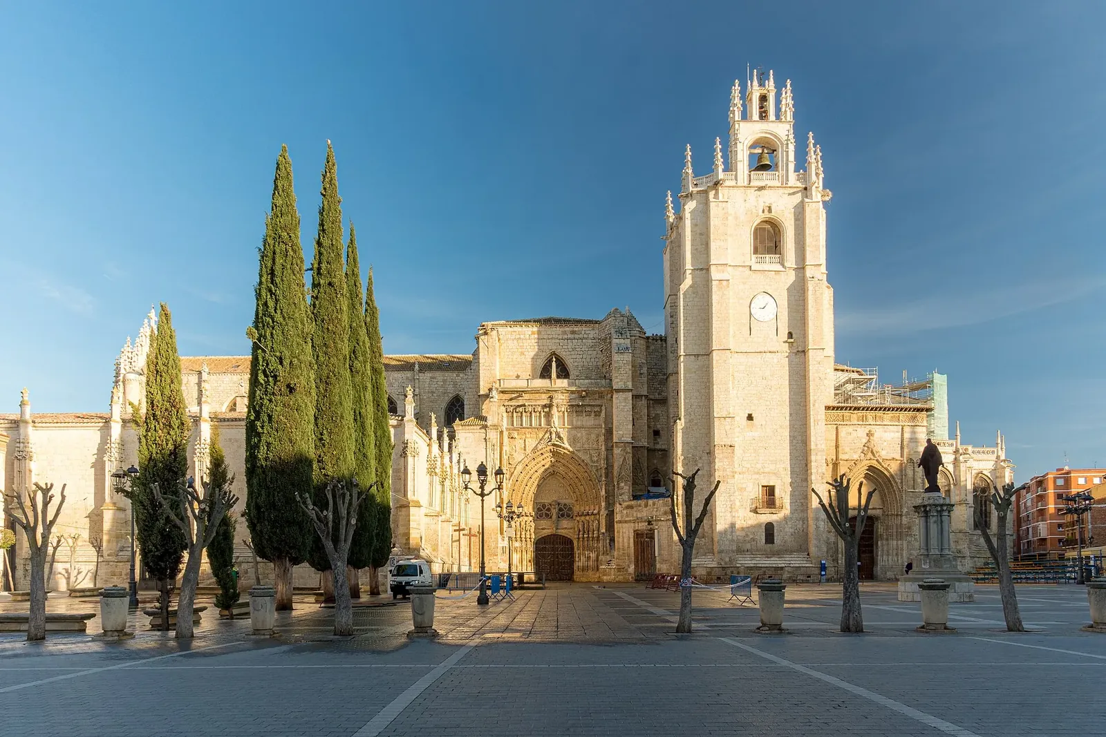 Qué ver en Palencia: la «Bella Desconocida», su cripta visigoda, el Cristo del Otero y la Calle Mayor