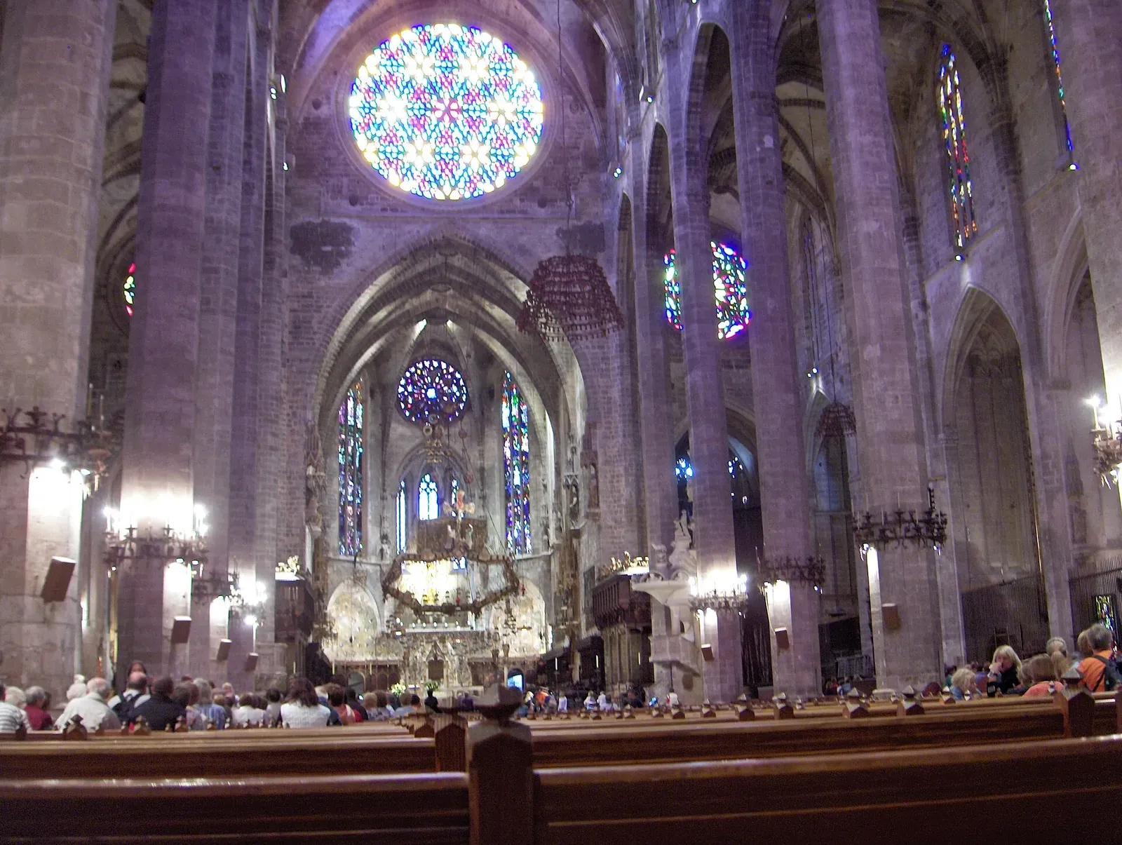 Interior de la catedral de Palma con su rosetón